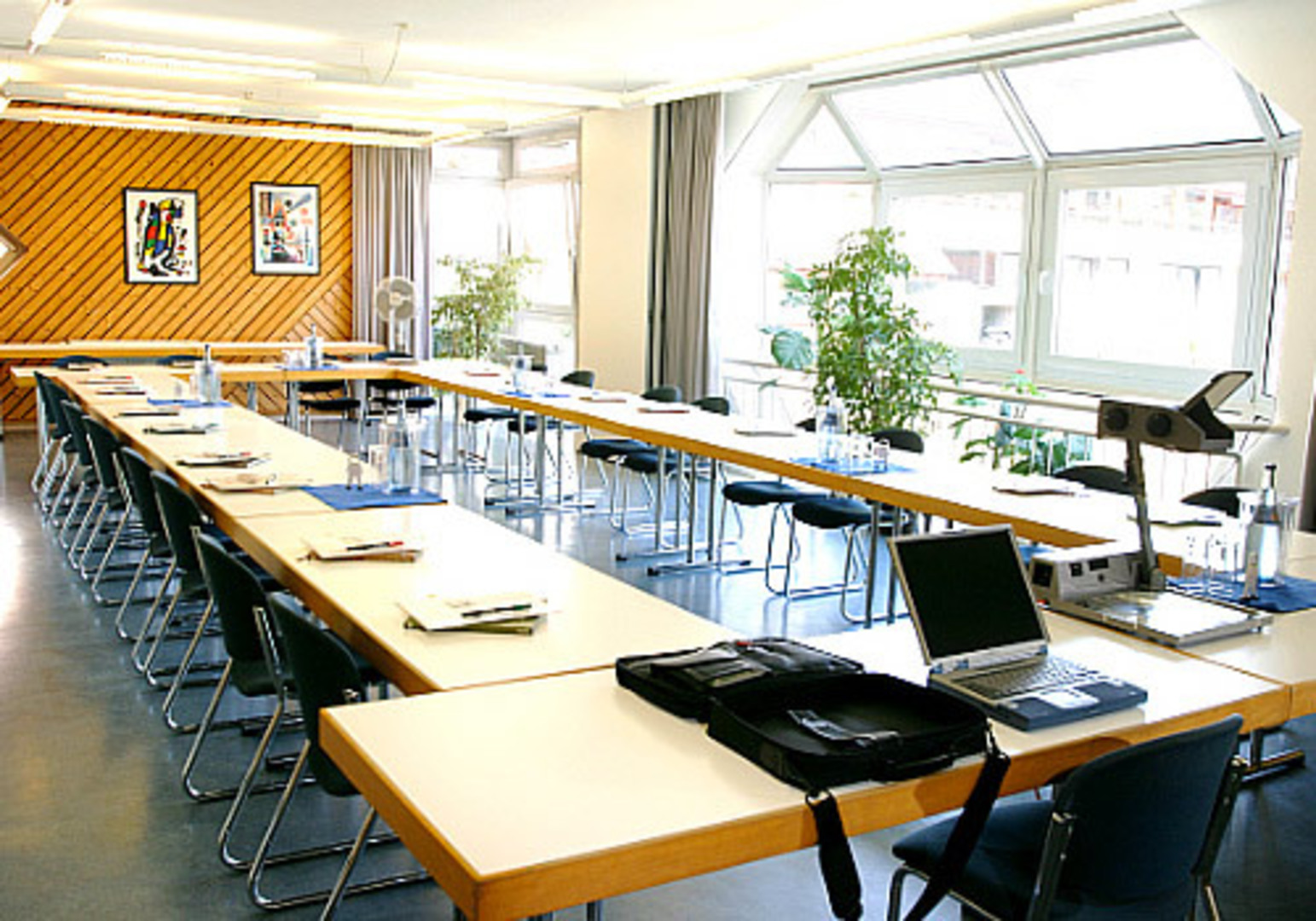 Unser heller Tagungsraum mit Lichtblick
