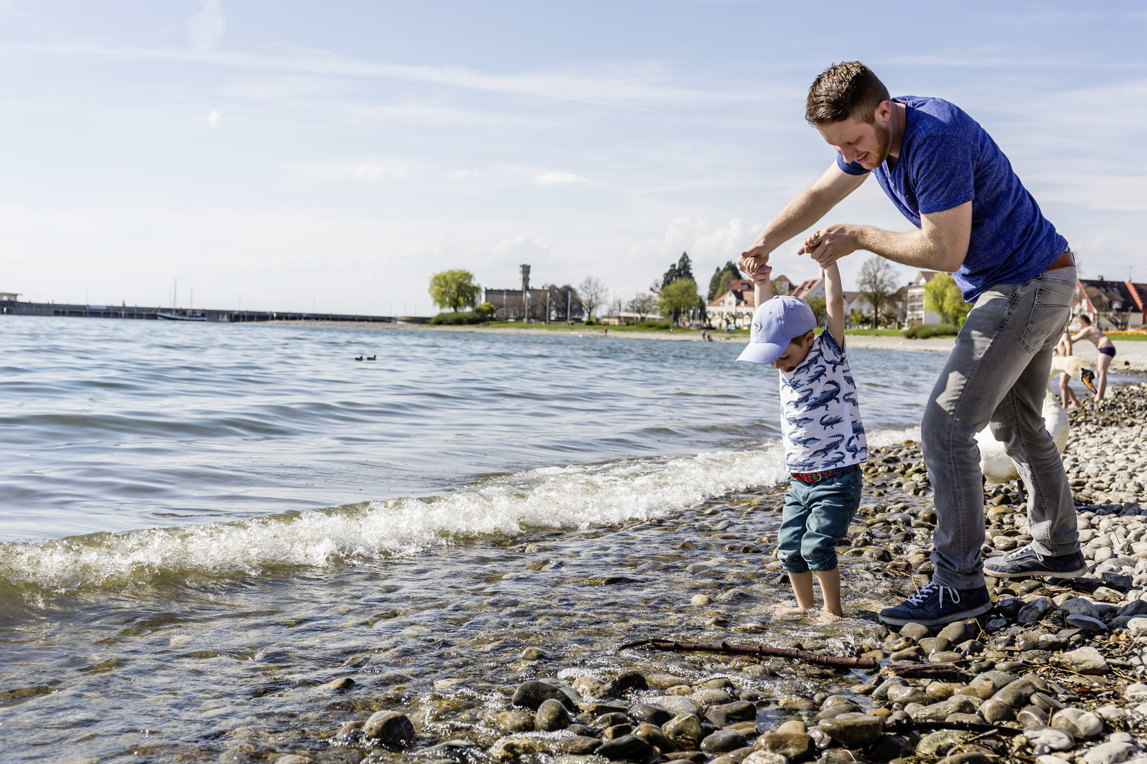 Uferpromenade im Sommer