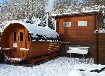 Entspannen Sie in unserem Sauna-Fass im Winter..