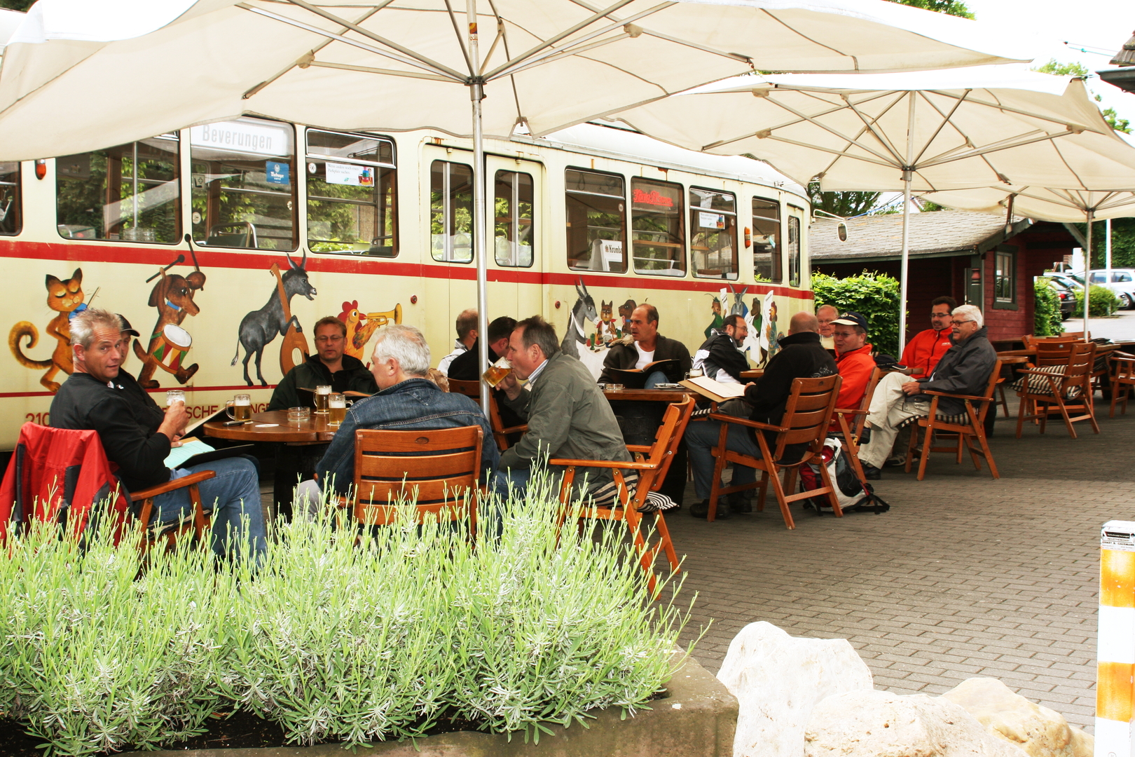 .. oder genießen Sie ein paar schöne Stunden in unserem Biergarten.