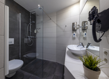 Unsere Zimmer sind mit modernen Badezimmern ausgestattet
