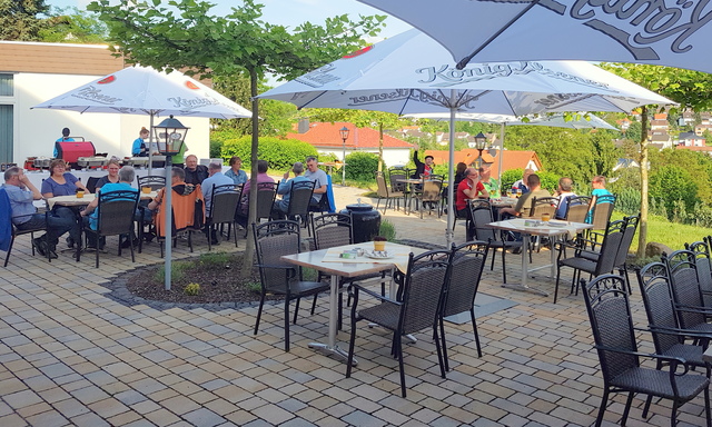 Unser Biergarten - unsere Terrasse für gemütliche Abende