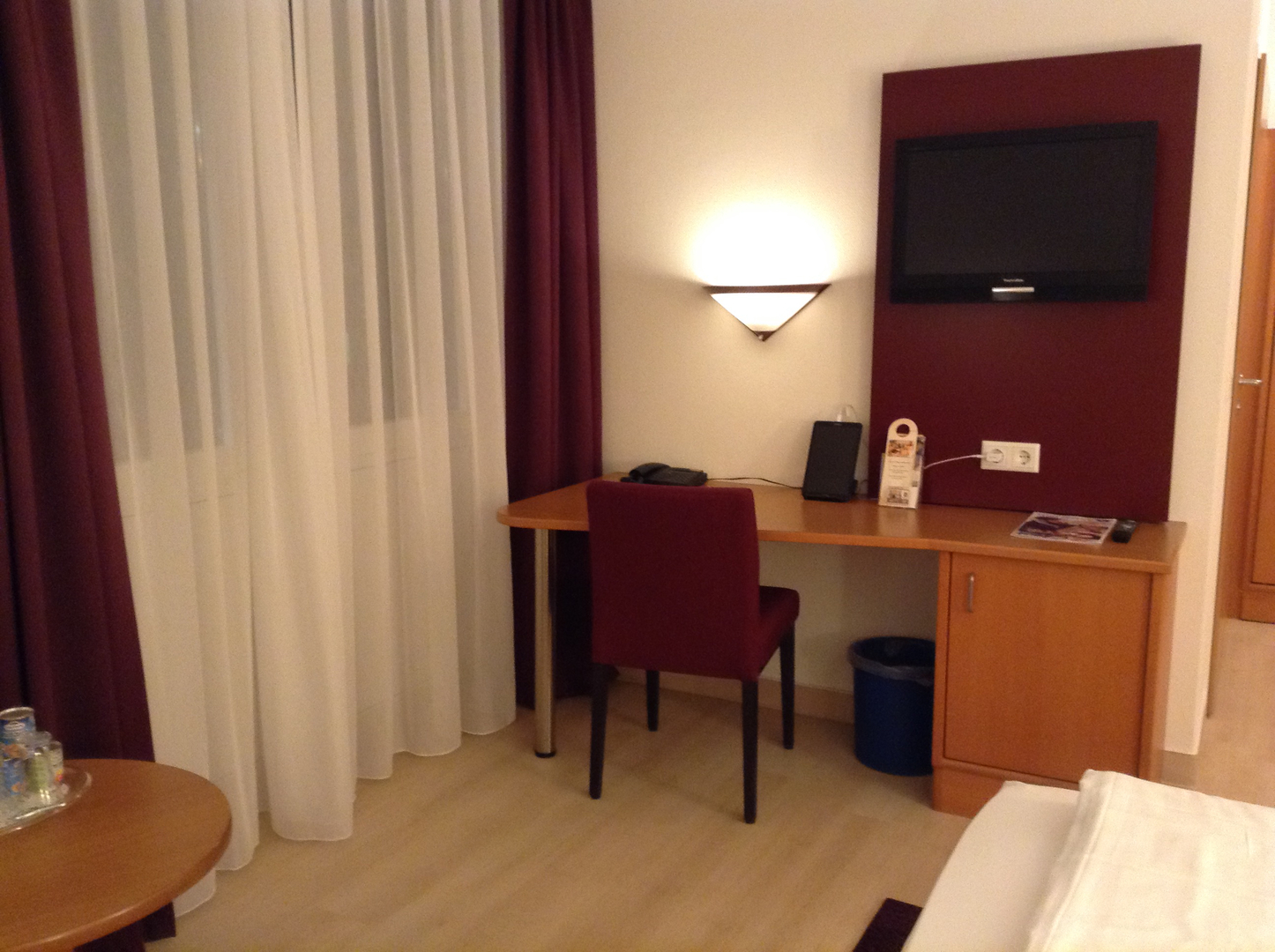 Falls Sie abends noch etwas erledigen möchten, haben Sie einen Schreibtisch im Zimmer