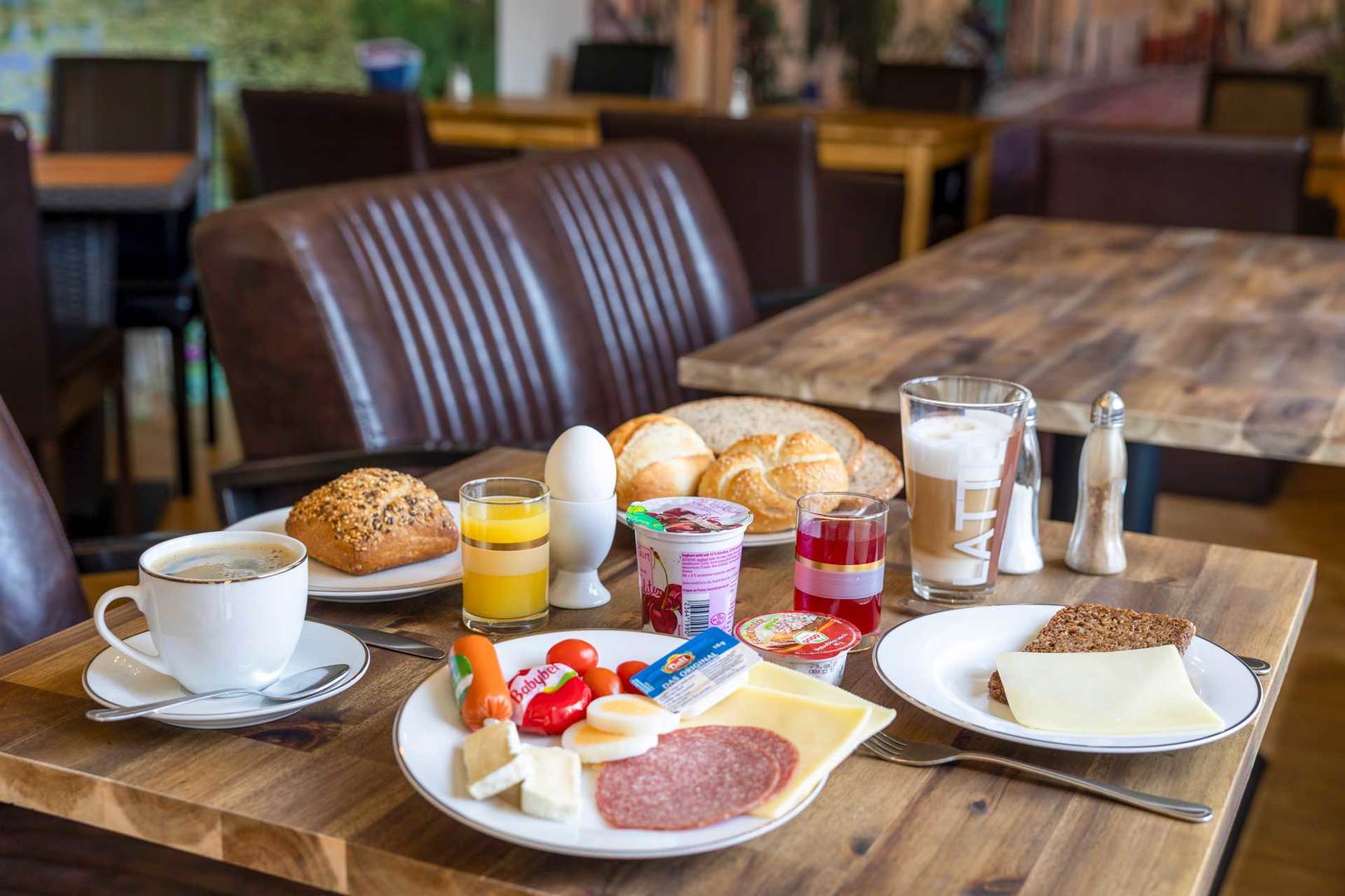 In unserem Frühstücksraum, erwartet Sie ein reichhaltiges Frühstücksbuffet.