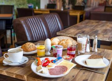 In unserem Frühstücksraum, erwartet Sie ein reichhaltiges Frühstücksbuffet.