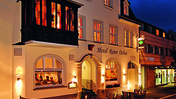 Akzent_hotel_roter_ochse_rhens_hausansicht_nachtaufnahme