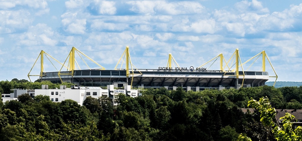 BVB stellt E-Auto-Ladesäulen am Signal Iduna Park auf