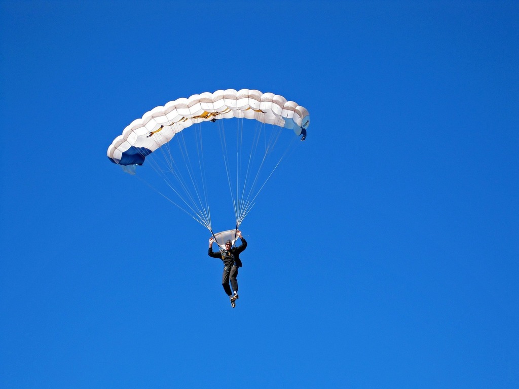 Parachutist-gb4f7896d4_1920