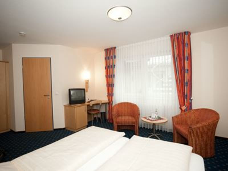 Akzent-hotel-hubertus-melle-zimmerkategorie-komfort-bett-mit-sitzecke-big-370286