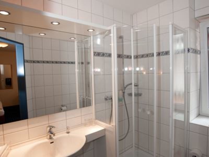 Akzent-hotel-hubertus-melle-zimmerkategorie-komfort-badezimmer-big-370285