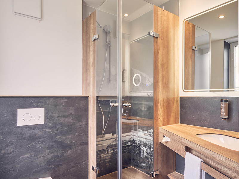 Akzenthotelaufkirchenbad-klappt_c3_bcr-dusche